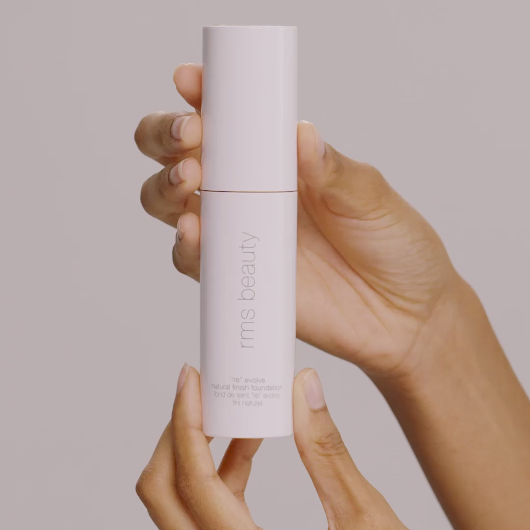 Načíst video: Refill ReEvolve Natural Finish Liquid Foundation