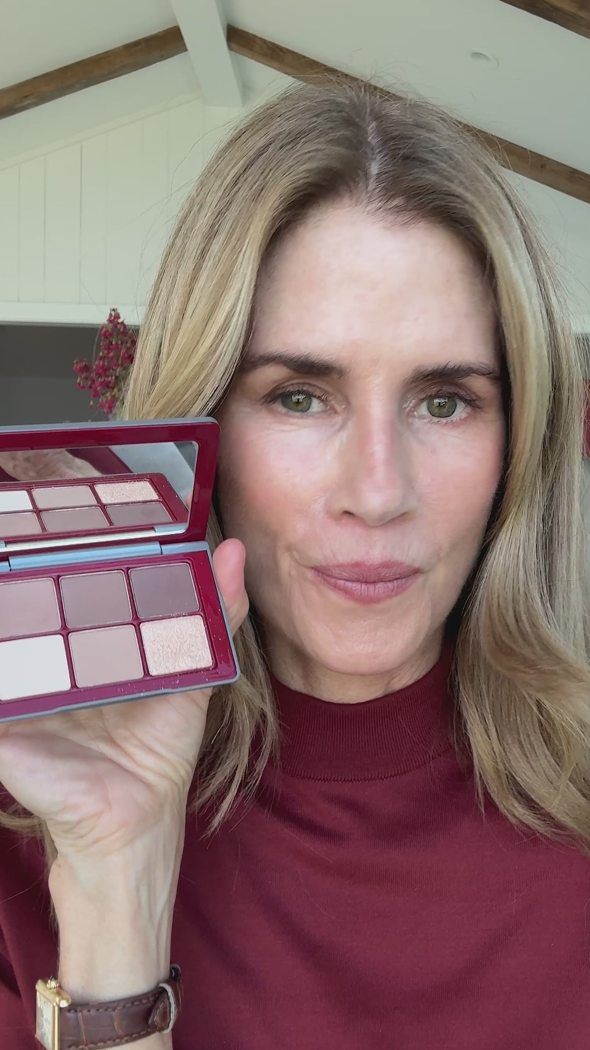 Načíst video: Eye Shadow Holiday Edit