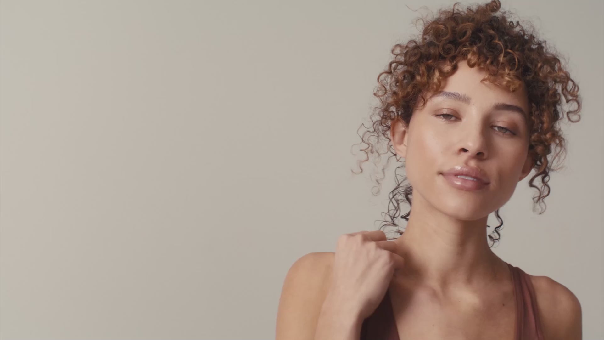 Načíst video: Skinny Scrunchies Light Brown 4x